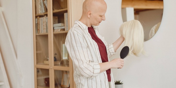 Jak nakładać perukę?