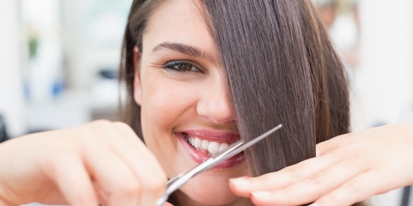 W jaki sposób oddać włosy na perukę? Najważniejsze zasady!