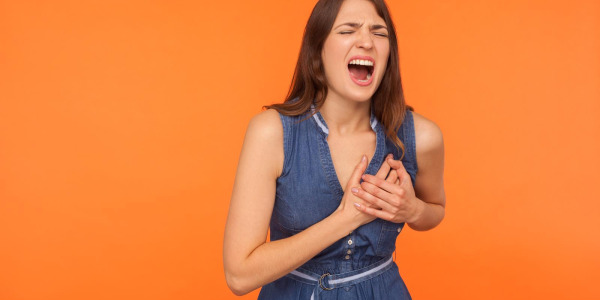 Co może oznaczać ból piersi? Przyczyny i objawy