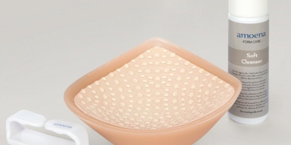 Jak pielęgnować i czyścić protezę piersi? Płyn do mycia protezy, szczoteczka do czyszczenia